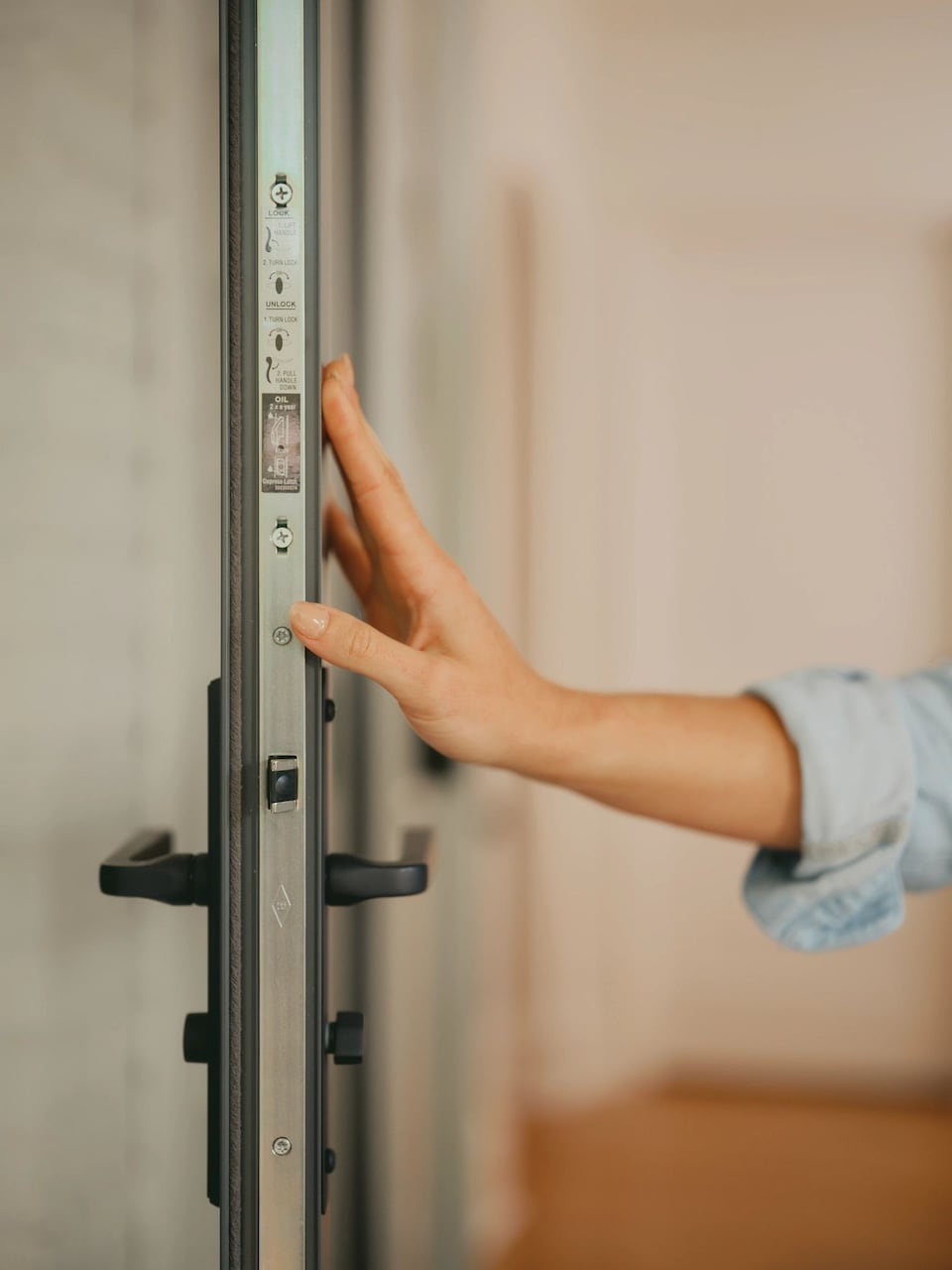 Ideal Security In-Swinging Storm Door Handle Set – Surface Mount, Locking Inside Latch, Black – Fits Doors 7/8" To 1-1/2" Thick – Left Or Right Swing